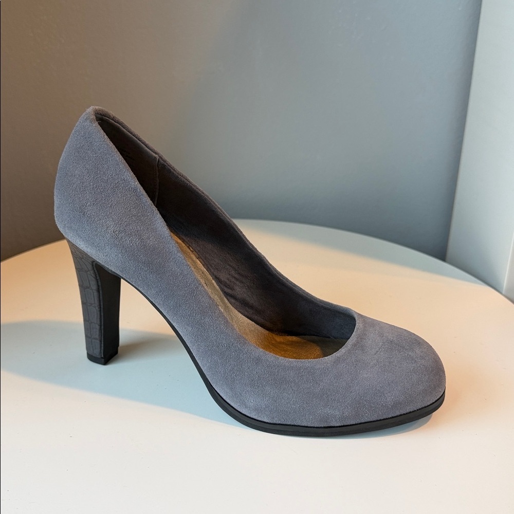 Seychelles Suede Pump Embossed Heel Round Toe
Unworn size 8 Read